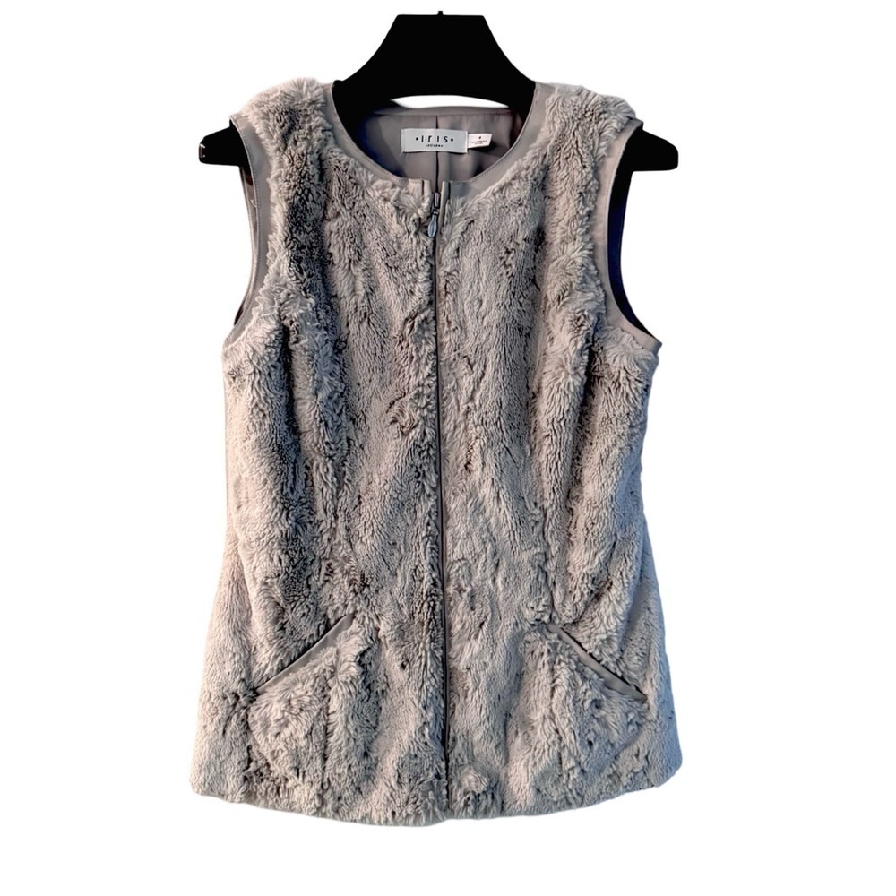 Iris Women’s Sheepskin Zip-Up Vest. Silver/Gray. Size 4